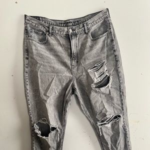 Super cute American Eagle boyfriend jeans! Super flattering!